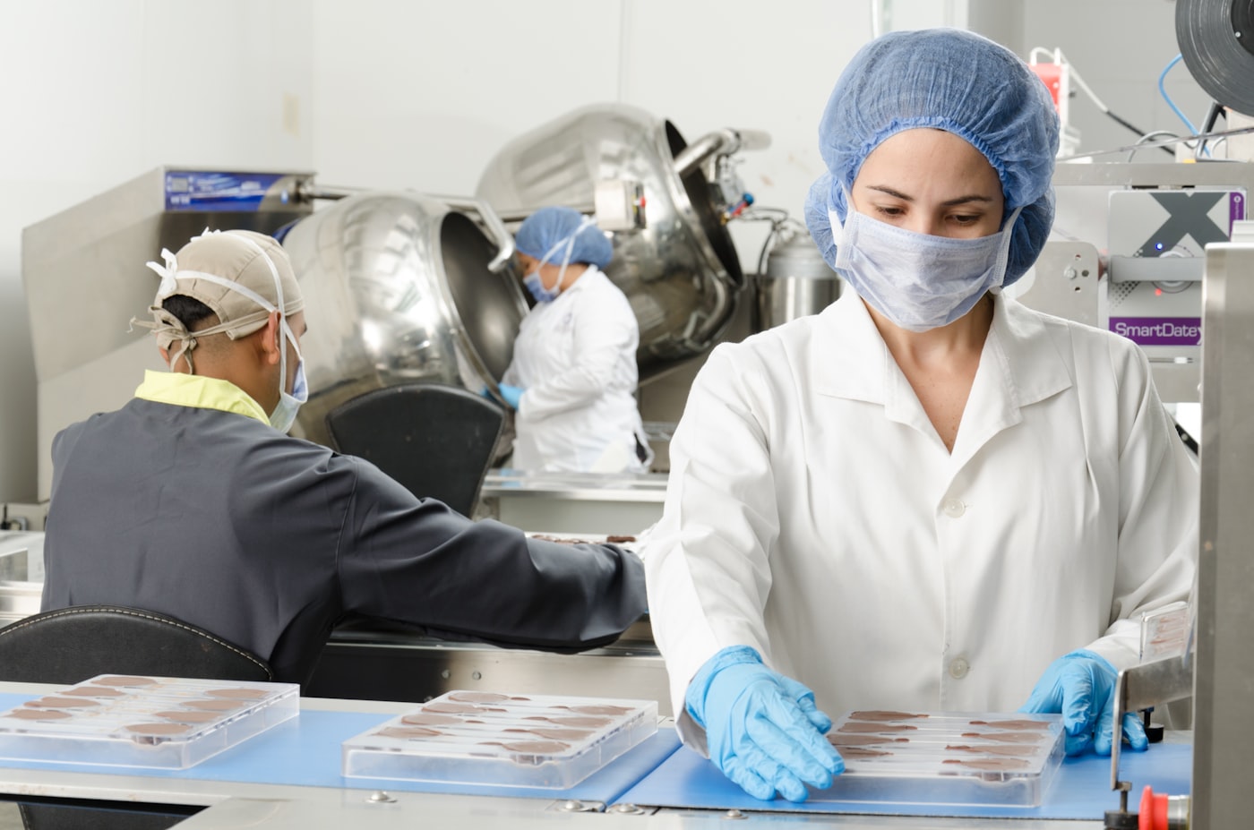 Operatori in uno stabilimento alimentare