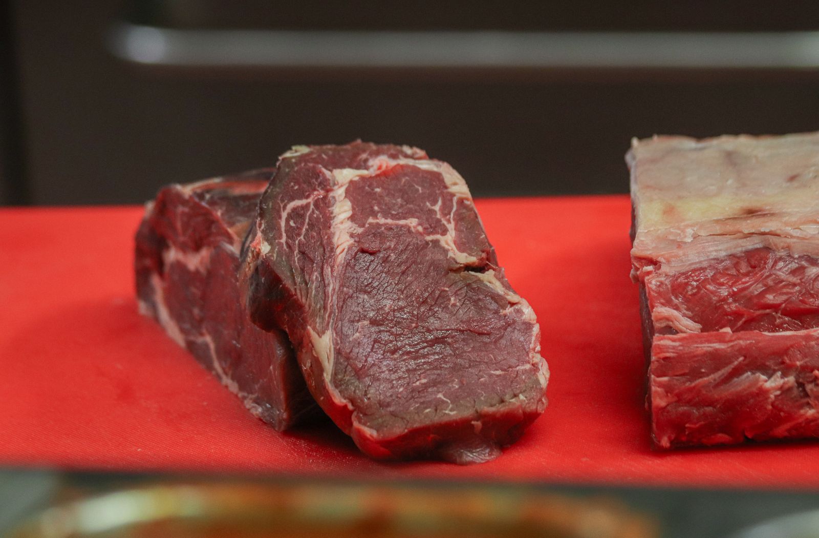 Tagli di carne bovina cruda porzionata, base della dieta BARF per cane e gatto